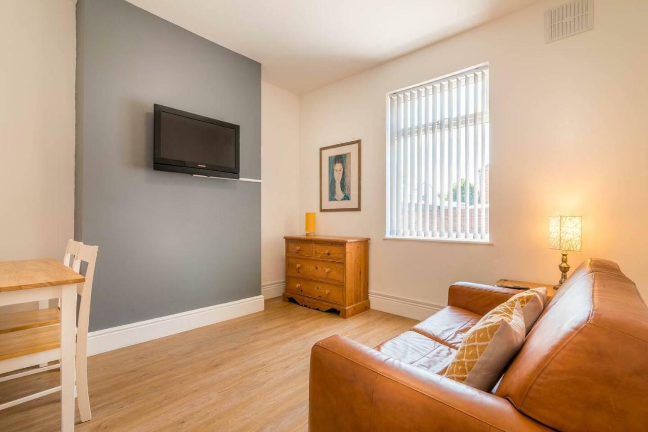 Platform Port Area Apartment 1 With Free Street Parking كينغستون أبون هول المظهر الخارجي الصورة